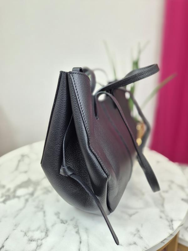 Skórzana torebka z organizerem w kolorze czarnym zdjęcie 2