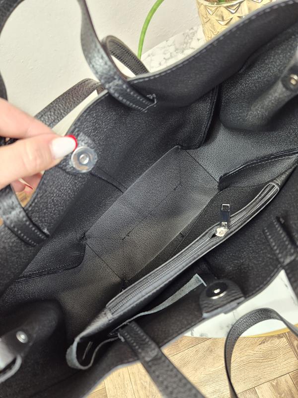 Skórzana torebka z organizerem w kolorze czarnym zdjęcie 4