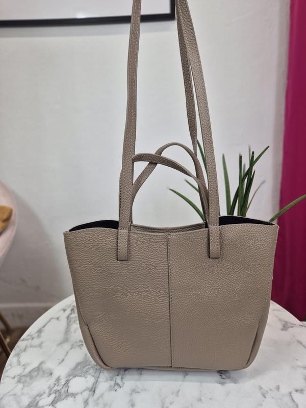 Skórzana torebka w kolorze fango zdjęcie 3