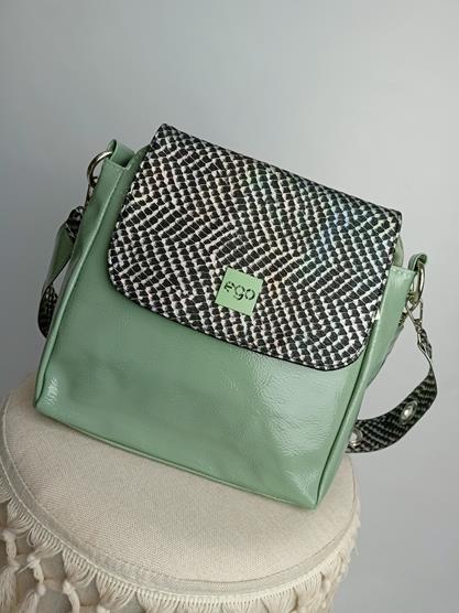 Zielona lakierowana torebka z firmy Ego z holograficzną klapką zdjęcie 1