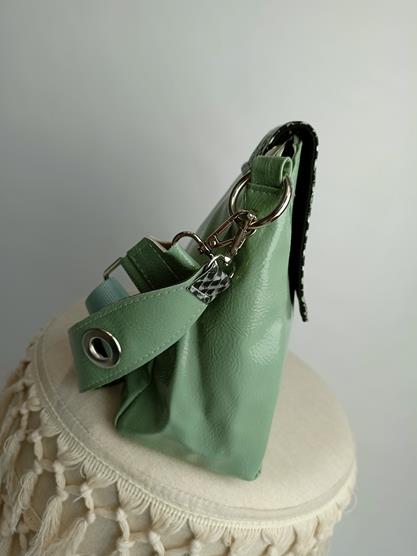 Zielona lakierowana torebka z firmy Ego z holograficzną klapką