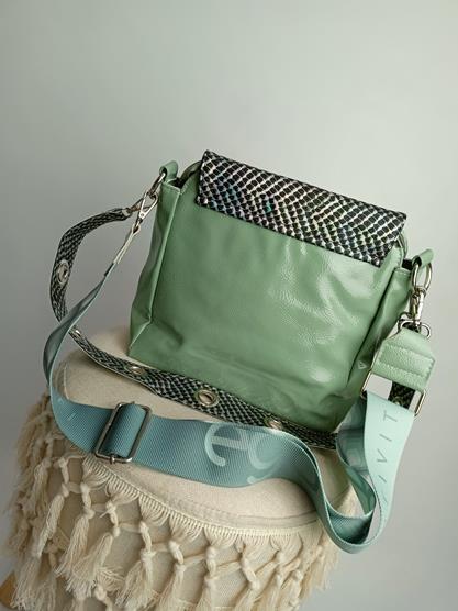 Zielona lakierowana torebka z firmy Ego z holograficzną klapką zdjęcie 3