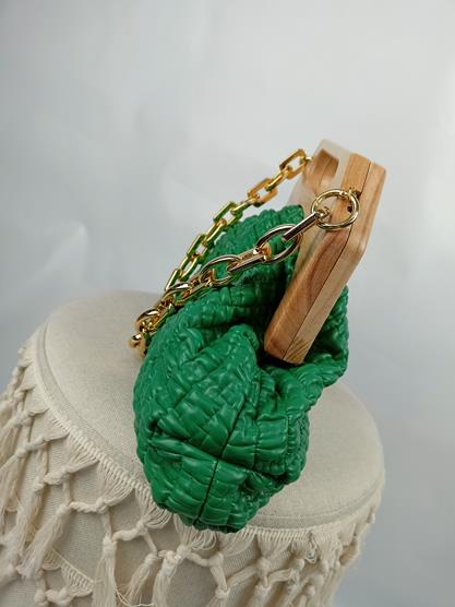 Hitowa listonoszka z drewnianą rączką zielona z marszczeniami zdjęcie 3