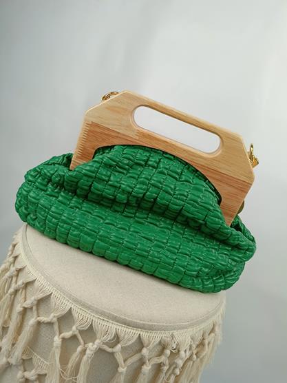 Hitowa listonoszka z drewnianą rączką zielona z marszczeniami zdjęcie 4