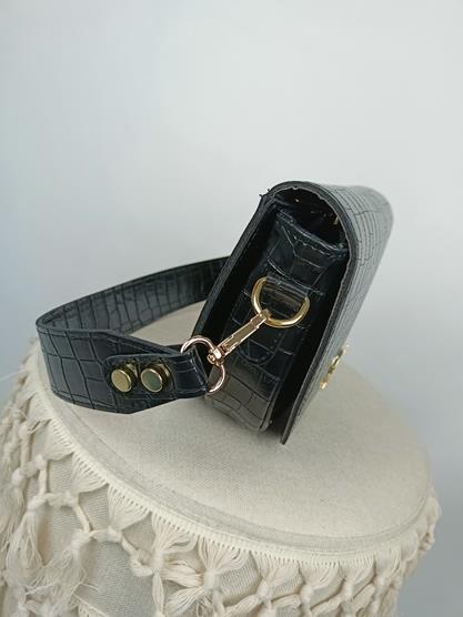 HIT Piękna półokrągła torebka Laura Biaggi czerń z wytłokiem kroko w minimalistycznym stylu