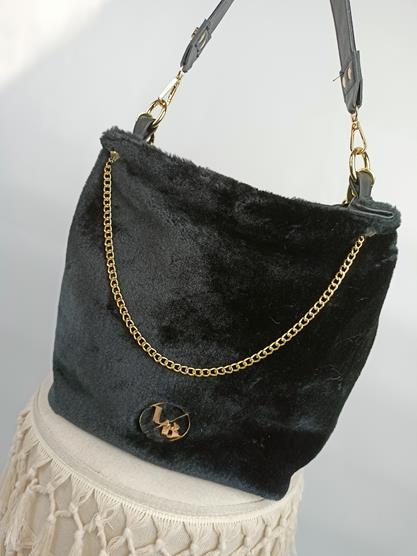 Piękna shopperka Laura Biaggi czarna z łańcuszkiem połączenie sztucznego włosia  i ekoskóry zdjęcie 1