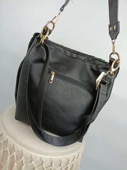 Piękna shopperka Laura Biaggi czarna z łańcuszkiem połączenie sztucznego włosia  i ekoskóry zdjęcie 4