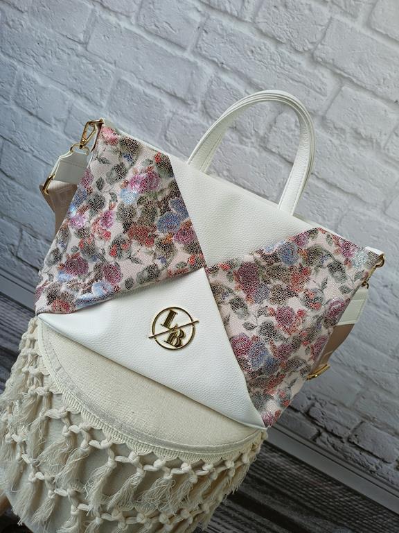 Piękny kuferek Laura Biaggi biały z kwiatowym wzorem