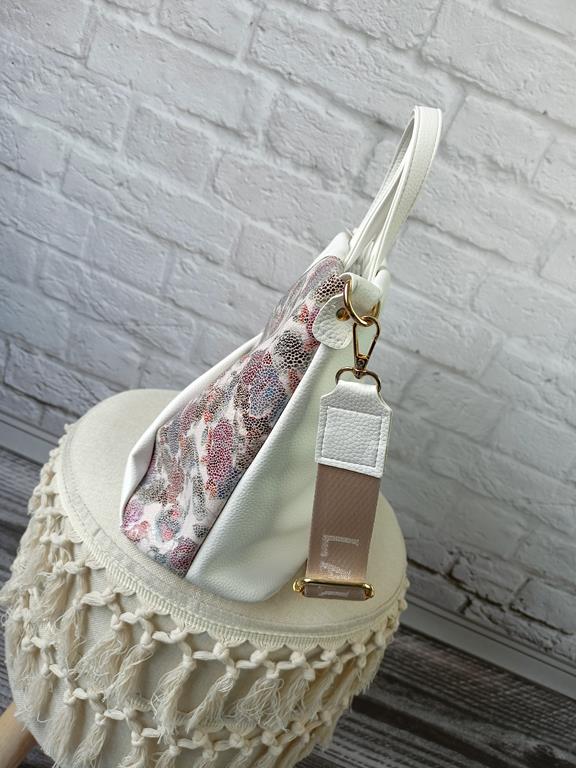 Piękny kuferek Laura Biaggi biały z kwiatowym wzorem