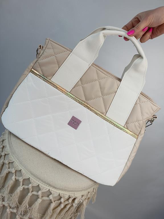 Piękna torebka EGO pikowana beżowa z białą kieszonką z przodu i z białymi rączkami zdjęcie 1