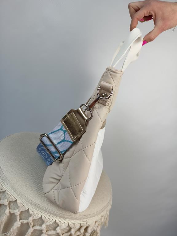 Piękna torebka EGO pikowana beżowa z białą kieszonką z przodu i z białymi rączkami zdjęcie 2
