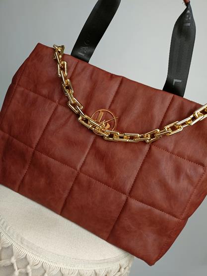 HIT piękna shopperka Laura Biaggi duża pikowana w kolorze brązowym z łańcuchem