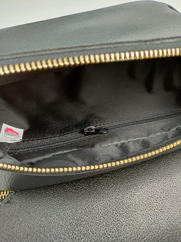 Piękna torebka Laura Biaggi czarna z lakierowaną klapką i ze złotym logo dwie komory zdjęcie 4