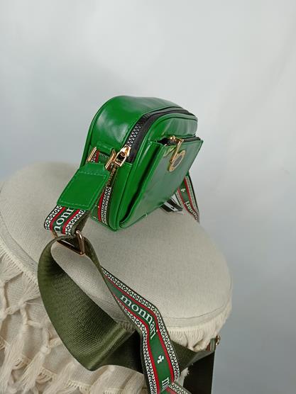 Piękna torebka Monnari zielona jednokomorowa z kieszonką na przodzie i ze sportowym paskiem zdjęcie 3