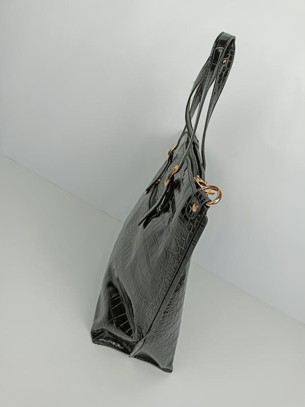 Piękna torebka Femestage czarna lakierowana z wytłokiem zdjęcie 3