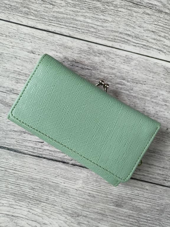 Piękny zielony portfel zapinany na bigiel z kieszonką na suwak zdjęcie 1