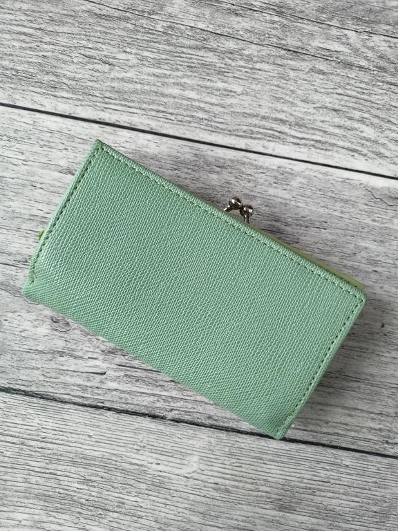 Piękny zielony portfel zapinany na bigiel z kieszonką na suwak