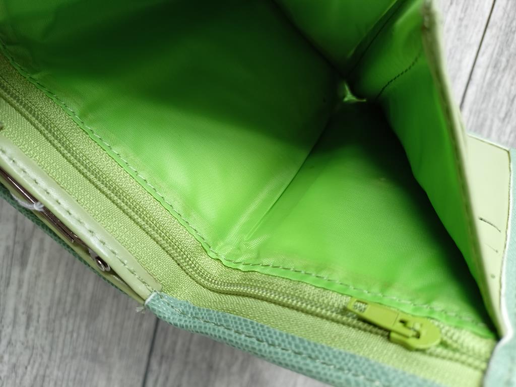 Piękny zielony portfel zapinany na bigiel z kieszonką na suwak zdjęcie 4