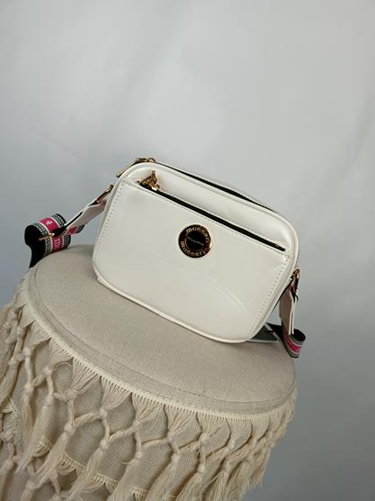 Piękna torebka Monnari biała jednokomorowa z kieszonką na przodzie i ze sportowym paskiem zdjęcie 1
