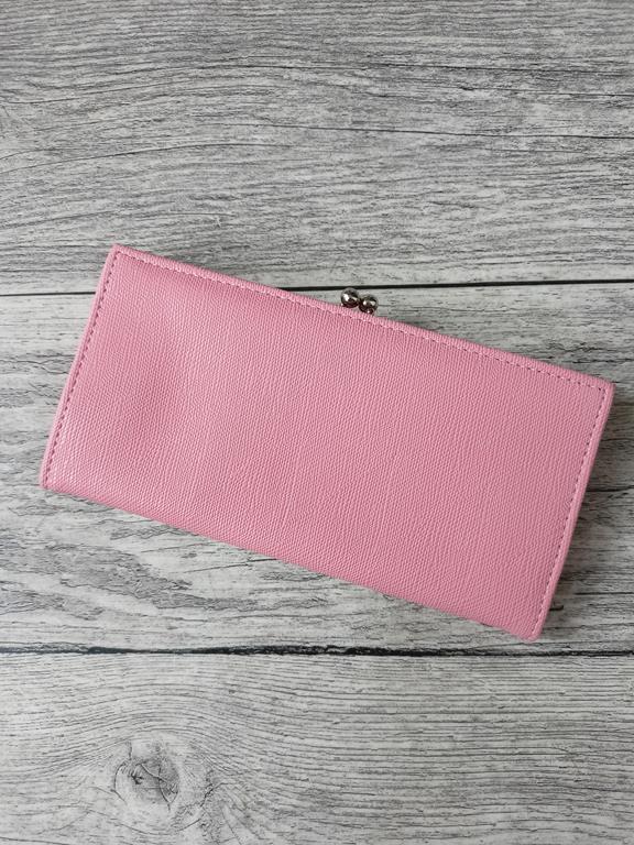 Duży piękny jasny różowy portfel z klapką zapinany na bigiel