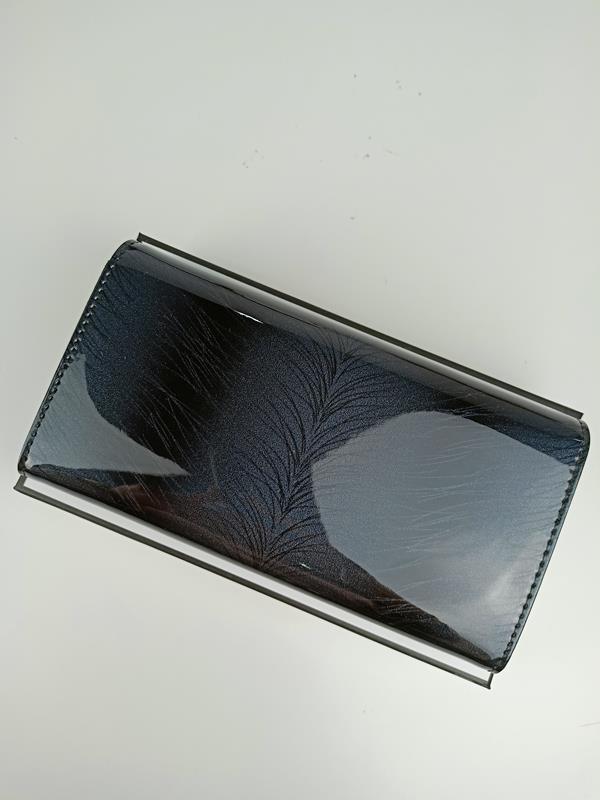 Duży portfel Patrizia cieniowany czarny z klapką i zapięciem na bigiel w środku zdjęcie 2