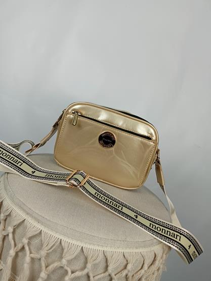 Piękna torebka Monnari złota jednokomorowa z kieszonką na przodzie i ze sportowym paskiem zdjęcie 1
