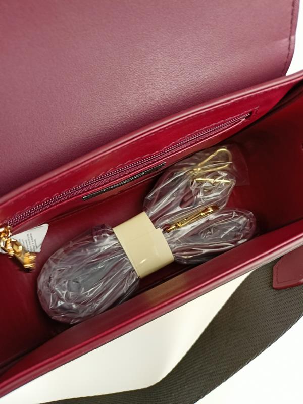 Prześliczna torebka NOBO bordo z klapką i ze sportowym paskiem zdjęcie 4