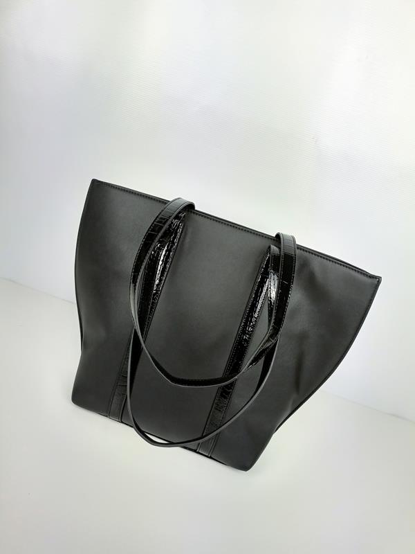 Piękna torebka Femestage czarna z lakierowanymi paskami zdjęcie 3
