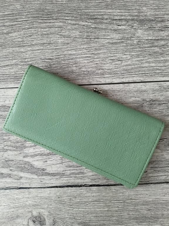 Duży piękny zielony portfel z klapką zapinany na bigiel zdjęcie 1
