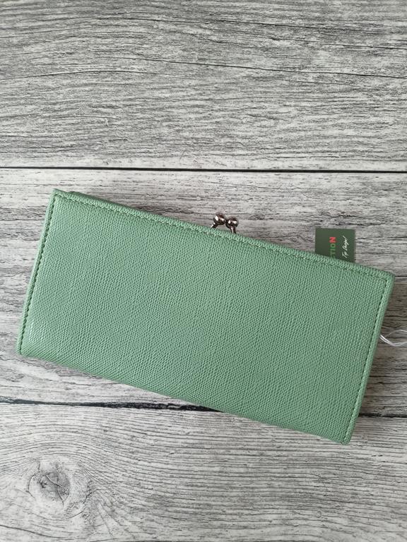 Duży piękny zielony portfel z klapką zapinany na bigiel zdjęcie 2