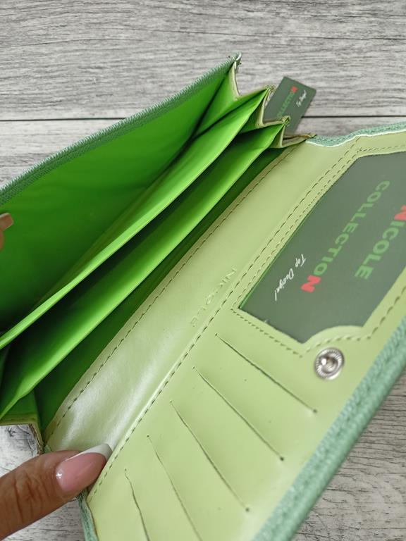 Duży piękny zielony portfel z klapką zapinany na bigiel zdjęcie 3