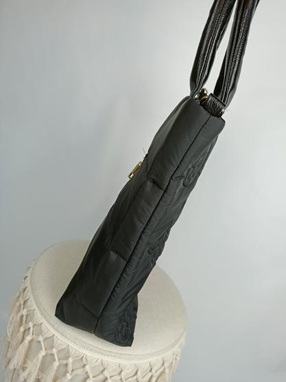 Piękna torebka Laura Biaggi czarna z wyszywanymi wzorami z przodu z pompowanymi uszami zdjęcie 3