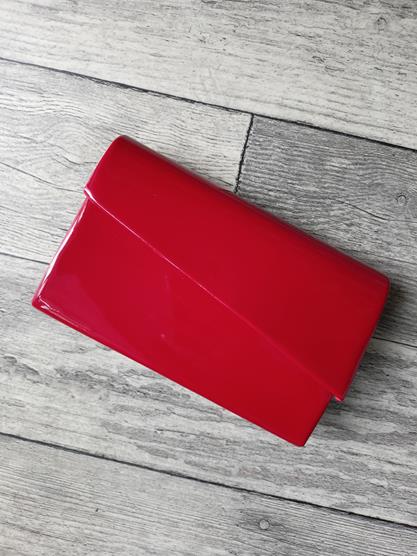 Piękna kopertówka lakierowana z klapką w kolorze czerwonym zdjęcie 1