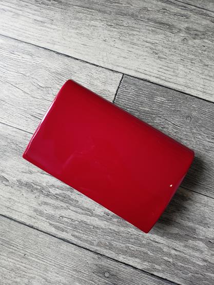 Piękna kopertówka lakierowana z klapką w kolorze czerwonym zdjęcie 2