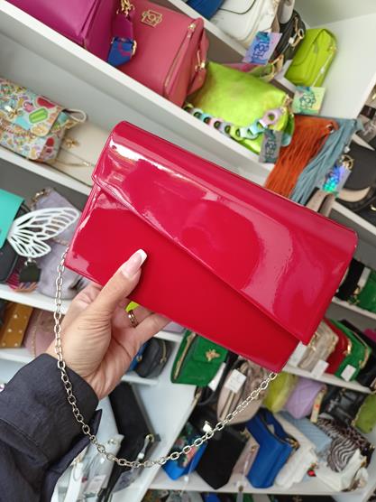 Piękna kopertówka lakierowana z klapką w kolorze czerwonym