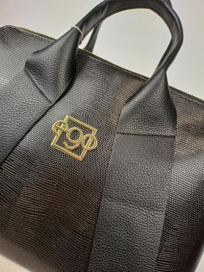Cudowny kuferek EGO czarny delikatny wytłok z rączkami i długim logowanym paskiem zdjęcie 3