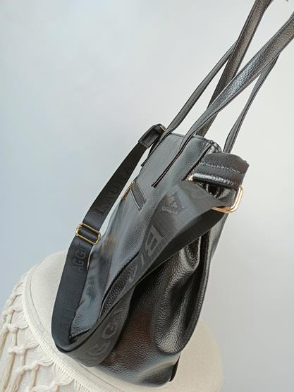 Piękna shopperka Laura Biaggi czarna błyszcząca ekoskórka z kieszonką zamszową