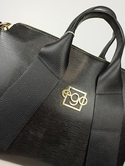 Cudowny kuferek EGO czarny delikatny wytłok z rączkami i długim logowanym paskiem zdjęcie 4