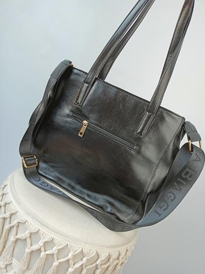 Piękna shopperka Laura Biaggi czarna błyszcząca ekoskórka z kieszonką zamszową zdjęcie 3