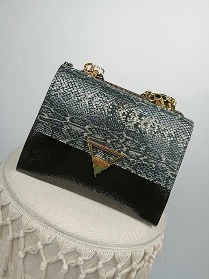 Świetny kuferek Laura Biaggi czarny z klapką w wężowy biało czarny print dwie komory
