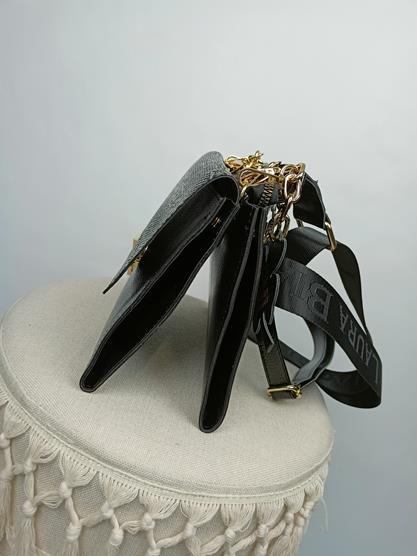 Świetny kuferek Laura Biaggi czarny z klapką w wężowy biało czarny print dwie komory zdjęcie 3