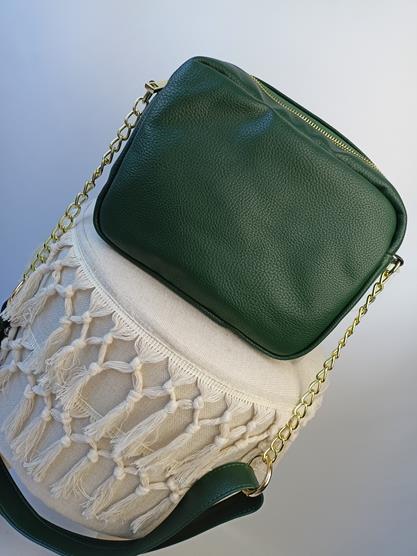 Piękna torebka Laura Biaggi butelkowa zieleń z pikowaną kieszonką z przodu zdjęcie 3