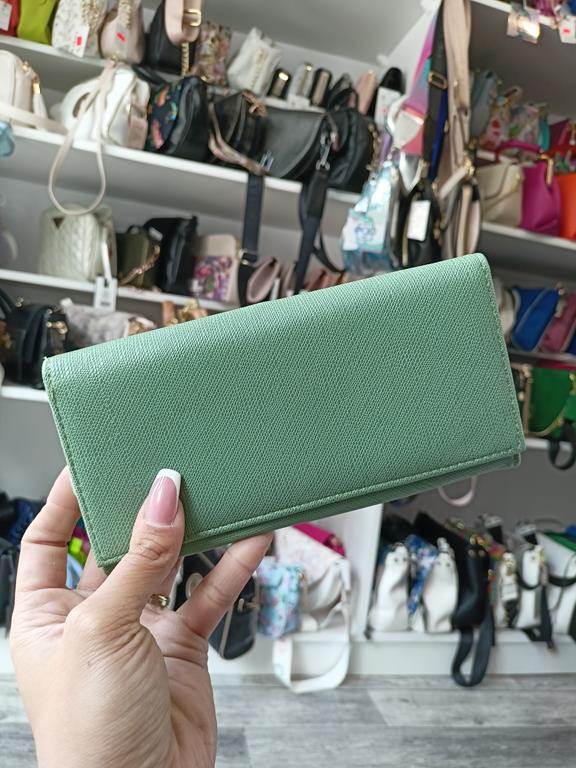 Duży portfel damski zielony z klapką i zapięciem na bigiel w środku
