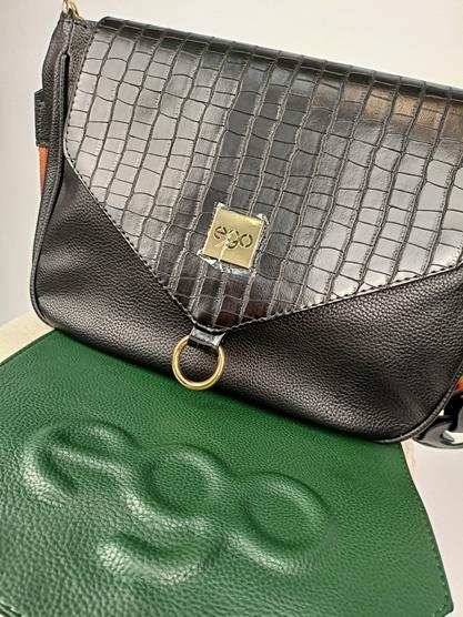 Świetna torebka EGO czarna listonoszka  z wymiennymi klapkami - czerń i zieleń zdjęcie 2
