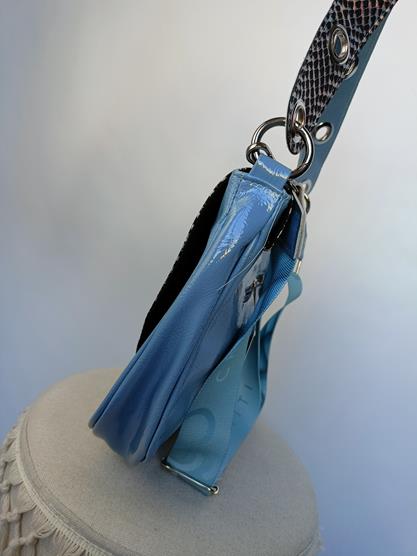 Piękna torebka EGO błękit lakierowany z holograficzną klapką zdjęcie 2