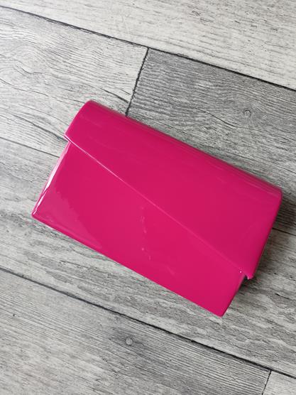 Piękna kopertówka lakierowana z klapką w kolorze różowym zdjęcie 1