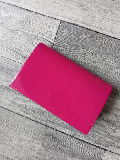 Piękna kopertówka lakierowana z klapką w kolorze różowym zdjęcie 2