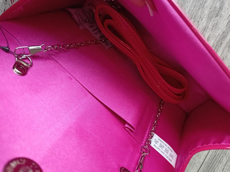 Piękna kopertówka lakierowana z klapką w kolorze różowym zdjęcie 3