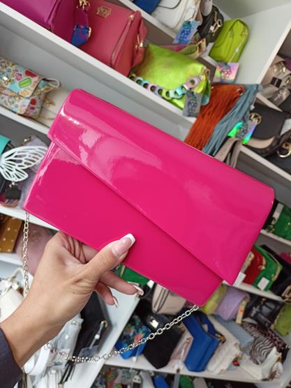 Piękna kopertówka lakierowana z klapką w kolorze różowym zdjęcie 4