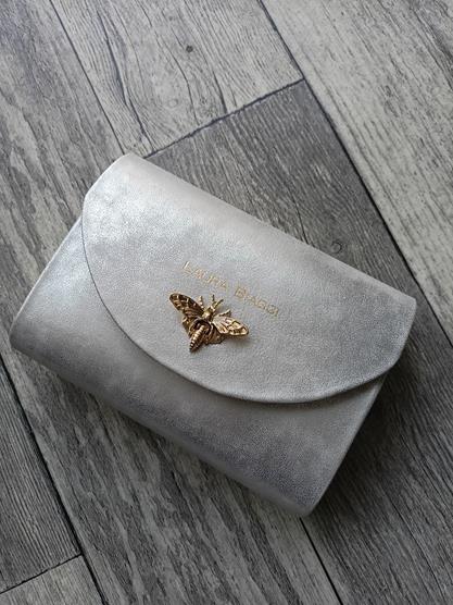 Piękna kopertówka z klapką pszczółka Laura Biaggi w kolorze srebrnym